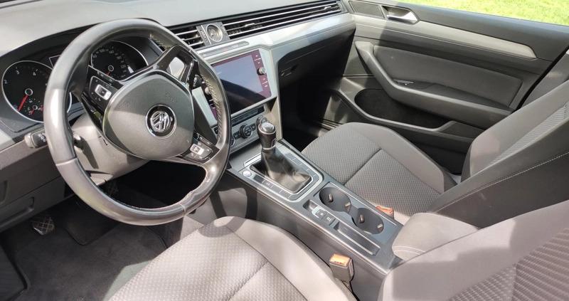 Volkswagen Passat cena 55900 przebieg: 307000, rok produkcji 2017 z Syców małe 137